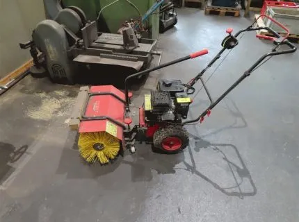 1 veegmachine, fabr.: Hecht, met benzinemotor, bouwjaar 2015