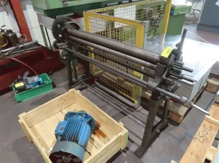 1 rouleuse à 3 rouleaux, fabricant : illisible, largeur de travail env. 1 000 mm