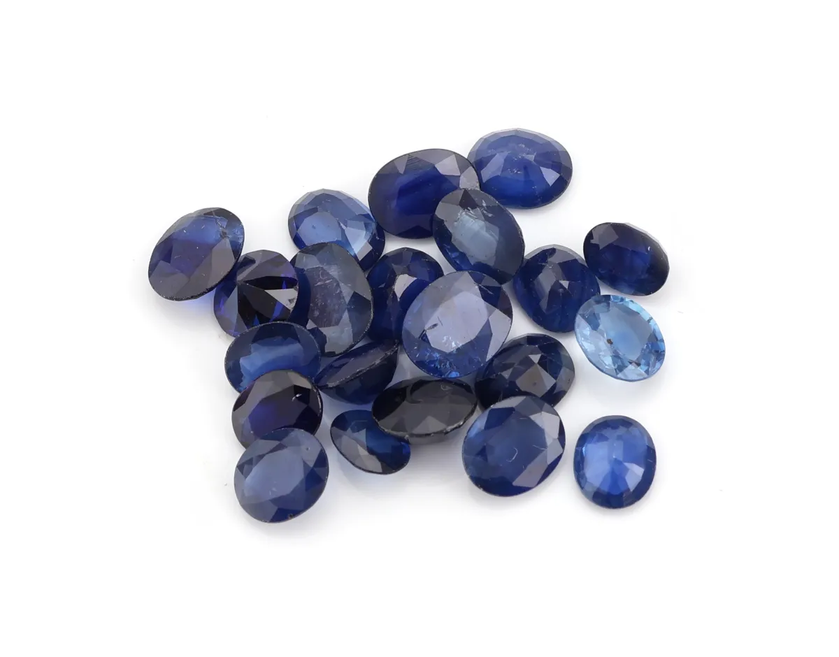 Zestaw 21 luźnych szafirów, łącznie ok. 12,12 ct, owalne fasetowane, różne rozmiary i odcienie