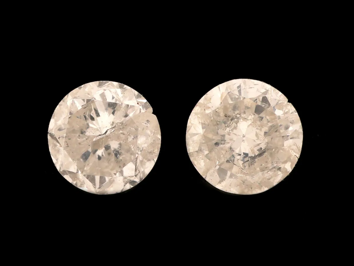2 brilianty celkem cca 0,73 ct Bílý.l. odd. Bílý/p, průměr cca 4,4 - 4,45 mm