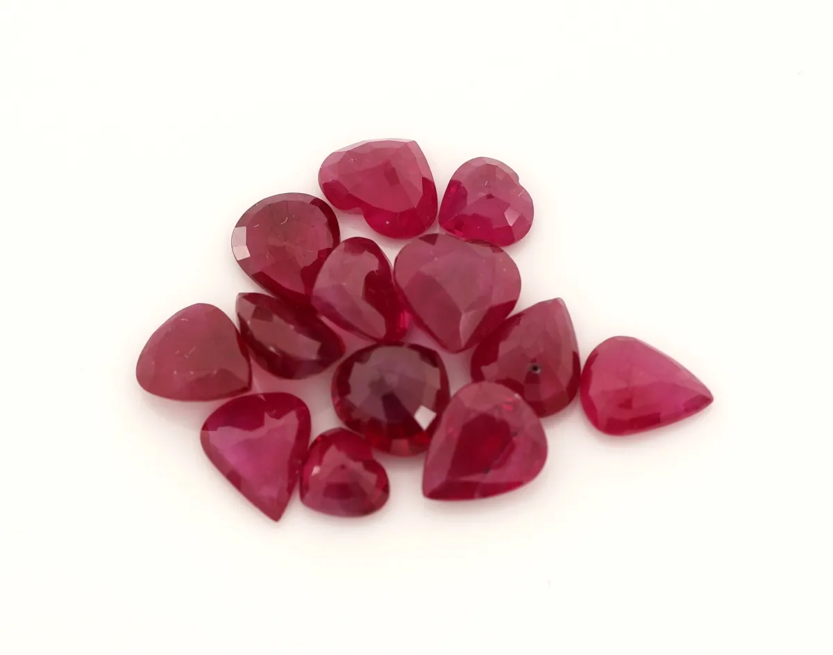 Lot 13 luźne rubiny, łącznie ok. 8,38 ct, fasetowane krople i serca, różne rozmiary i