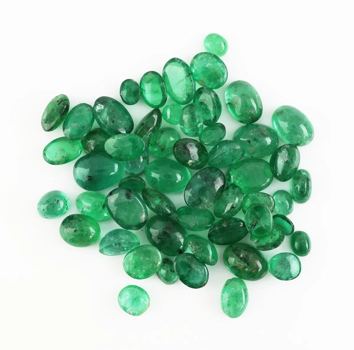 Lot lose Smaragde, zus. ca. 28.83 ct, Cabochons in versch. Größen, Formen und