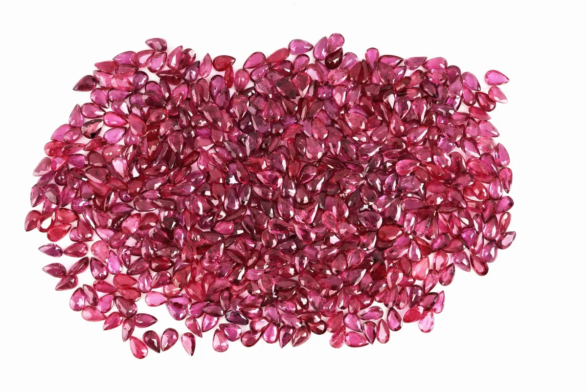 Partia luźnych rubinów, łącznie ok. 123,88 ct, fasetowane krople, różne rozmiary i odcienie