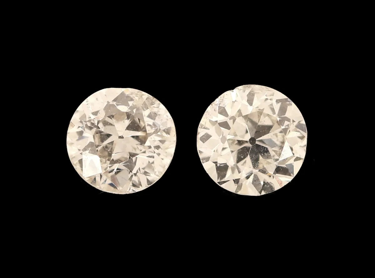 Lot 2 lose Altschliffdiamanten zus. ca. 0.64 ct Weiß/si, 1 x Kerbe/Ausbruch