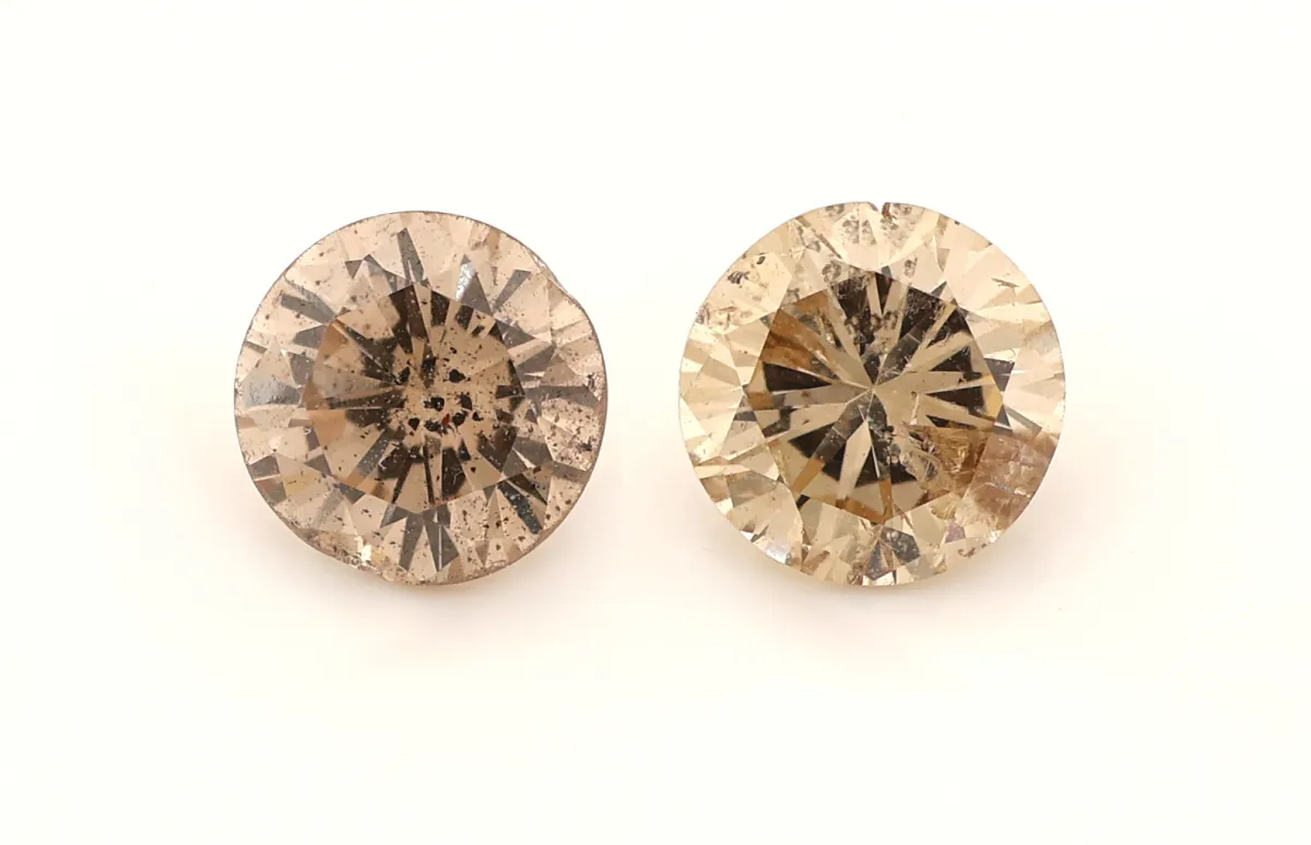 Lot 2 Brillanten, zus. ca. 0.83 ct Natural Fancy Yellow-Braun/p, Kerben D. ca. 4.7 - 4.75