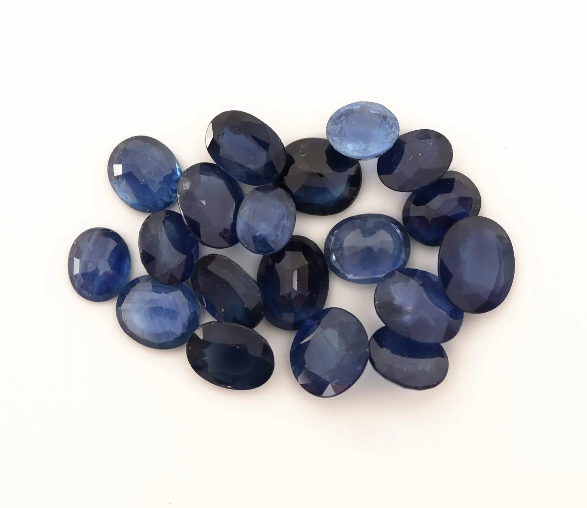 Lot 19 saphirs en vrac, total env. 11,83 ct, taille ovale, différentes tailles et nuances
