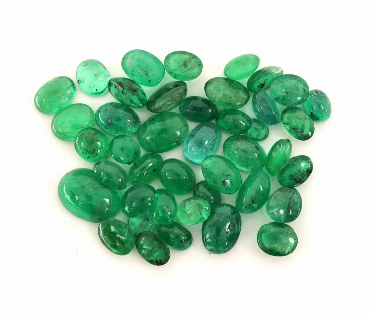 Lot lose Smaragde, zus. ca. 27.39 ct, Cabochons in versch. Größen, Formen und