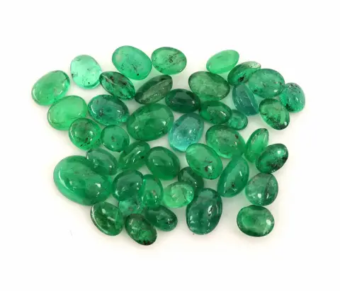 Lot d'émeraudes lâches, total env. 27,39 ct, cabochons de tailles et formes diverses
