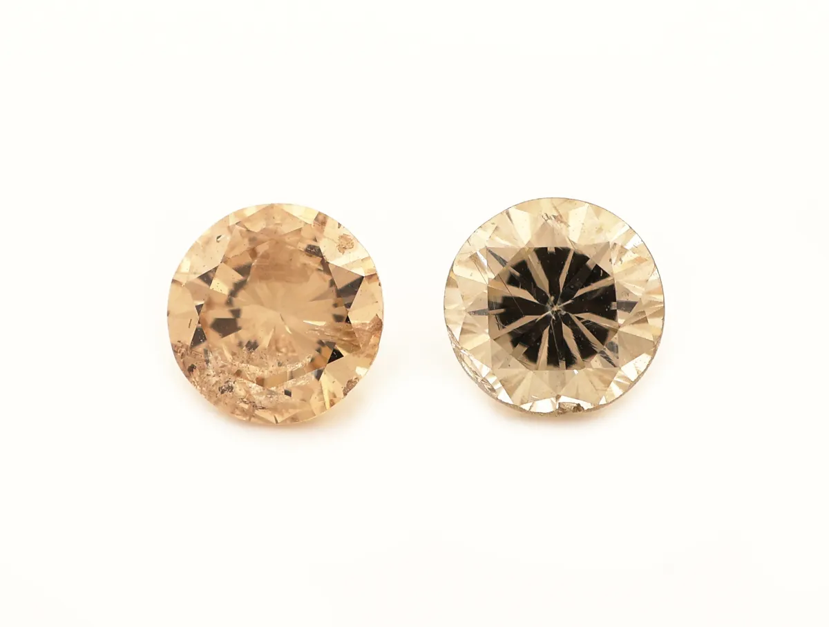 Lot 2 volných briliantů, celkem cca 0,78 ct NaturalFancy hnědý/si-p, průměr cca 4,6 mm