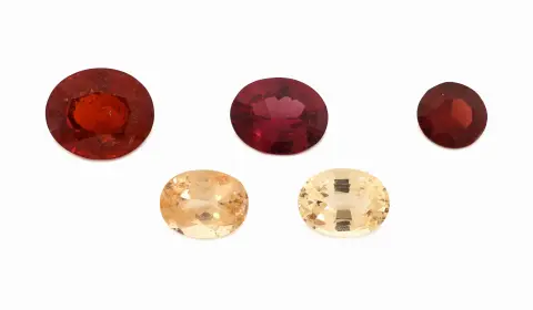 Lot de 5 grenats lâches, total env. 10,32 ct, taille ovale, tailles et couleurs diverses