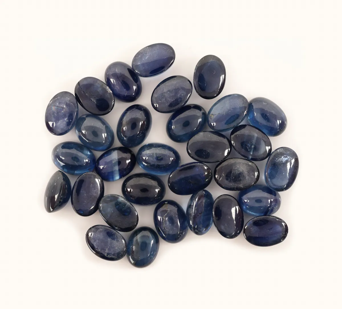 Lot de 30 cabochons de saphir, total env. 37,87 ct, ovales, tailles et nuances diverses