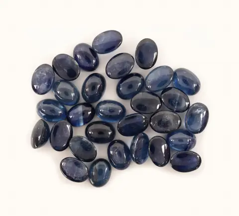 Lot de 30 cabochons de saphir, total env. 37,87 ct, ovales, tailles et nuances diverses