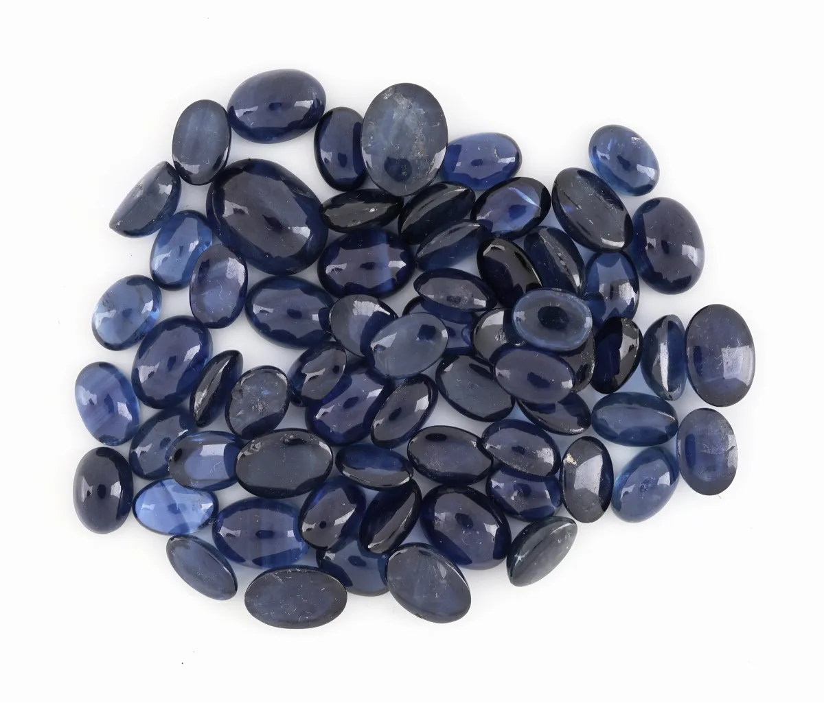 Lot de saphirs en vrac, total env. 51,62 ct, cabochons de tailles, formes et nuances variées