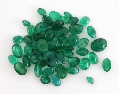 Lot d'émeraudes en vrac, total env. 25,52 ct, cabochons de tailles, formes et