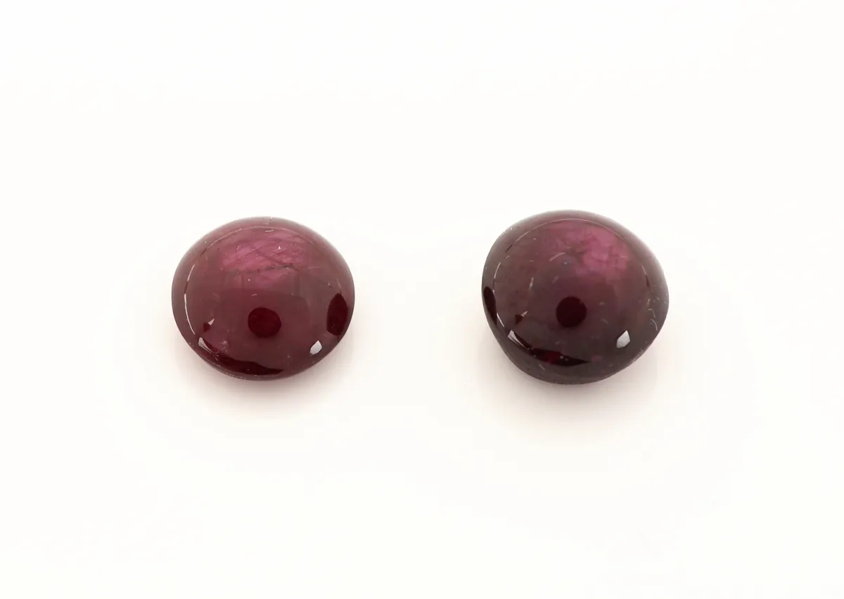 Lot 2 loose star rubies, total approx. 4.35 ct, round cabochons Estimate: 480, - EUR