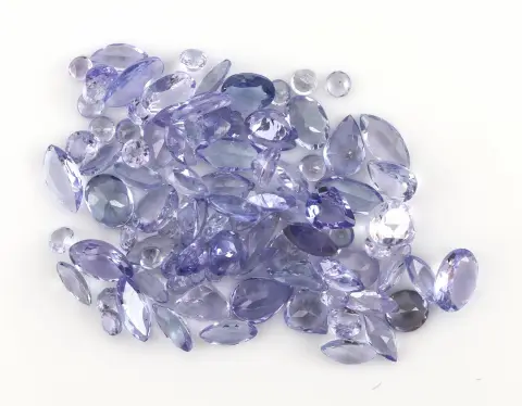 Lot de tanzanites en vrac, env. 7,79 ct au total, tailles, tailles et nuances de couleurs diverses