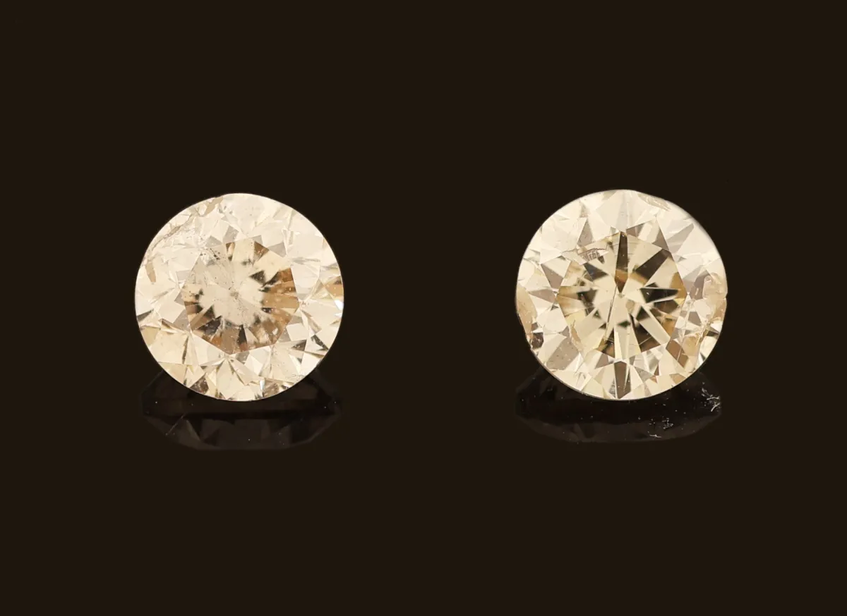Lot 2 lose Brillanten zus. ca. 1.43 ct Getönt/si-p, D. ca. 5.25-5.3 mm Schätzpreis: