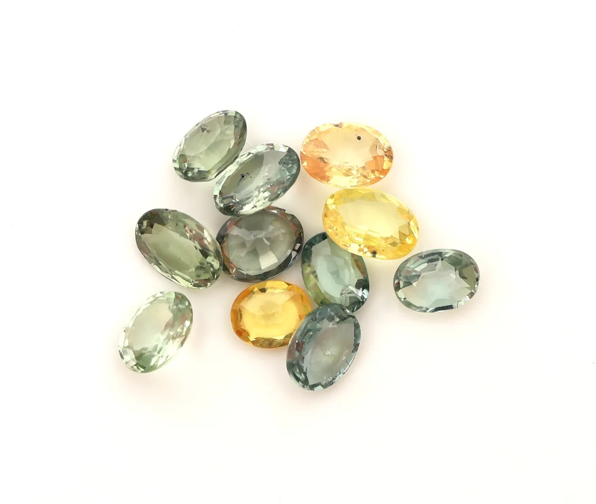 Lot de 11 saphirs loose, total env. 1,81 ct, taille ovale, couleurs diverses