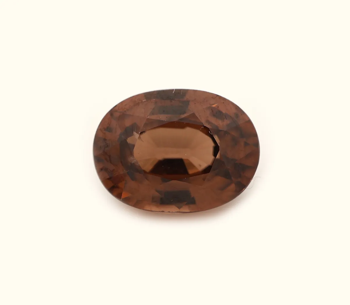 Zircon seul, env. 2,82 ct, taille ovale facettée, couleur champagne. Estimation : 260,- EUR