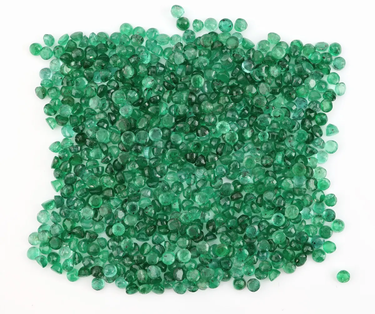 Lot lose Smaragde, zus. ca. 65.72 ct, rundfacett., versch. Größen und Farbnuancen