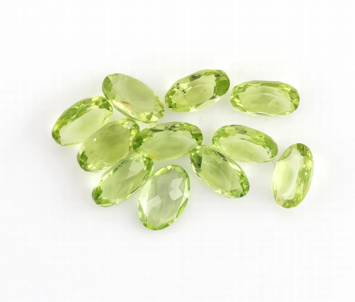 Sada 11 volných peridotů, celkem cca 4,45 ct, oválné fasetované