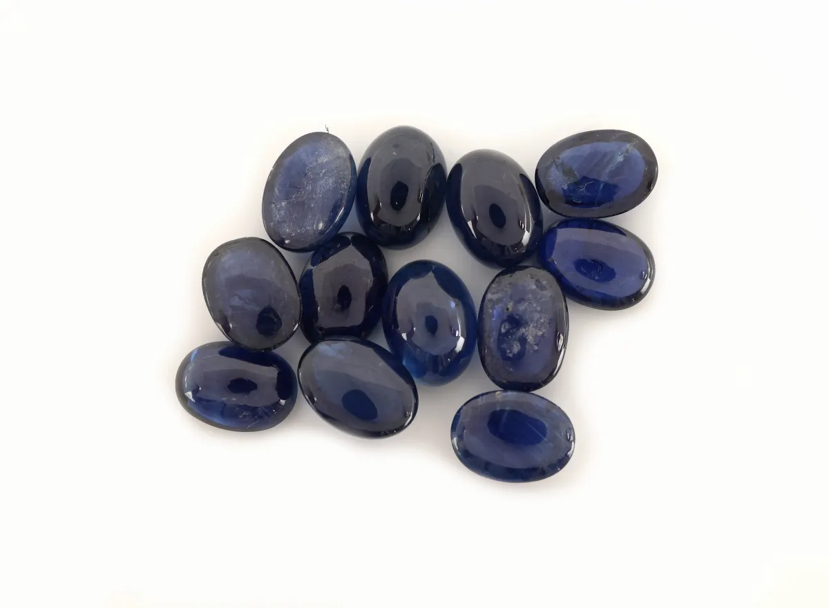 Lot de 12 cabochons de saphir lâches, total env. 15,00 ct, ovales, tailles diverses, estimation :