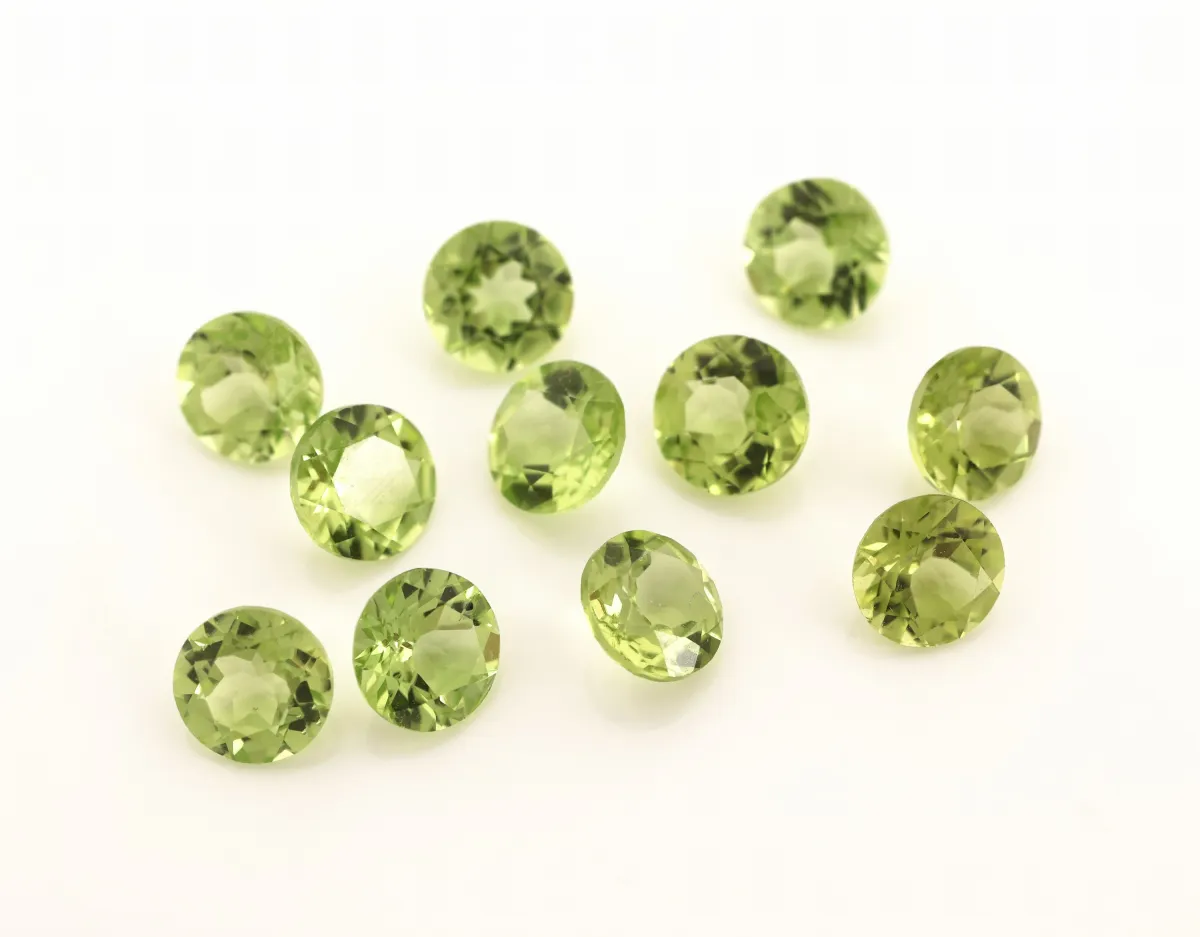 Lot de 11 péridots lâches, total env. 5,75 ct, taille ronde, estimation : 500 EUR
