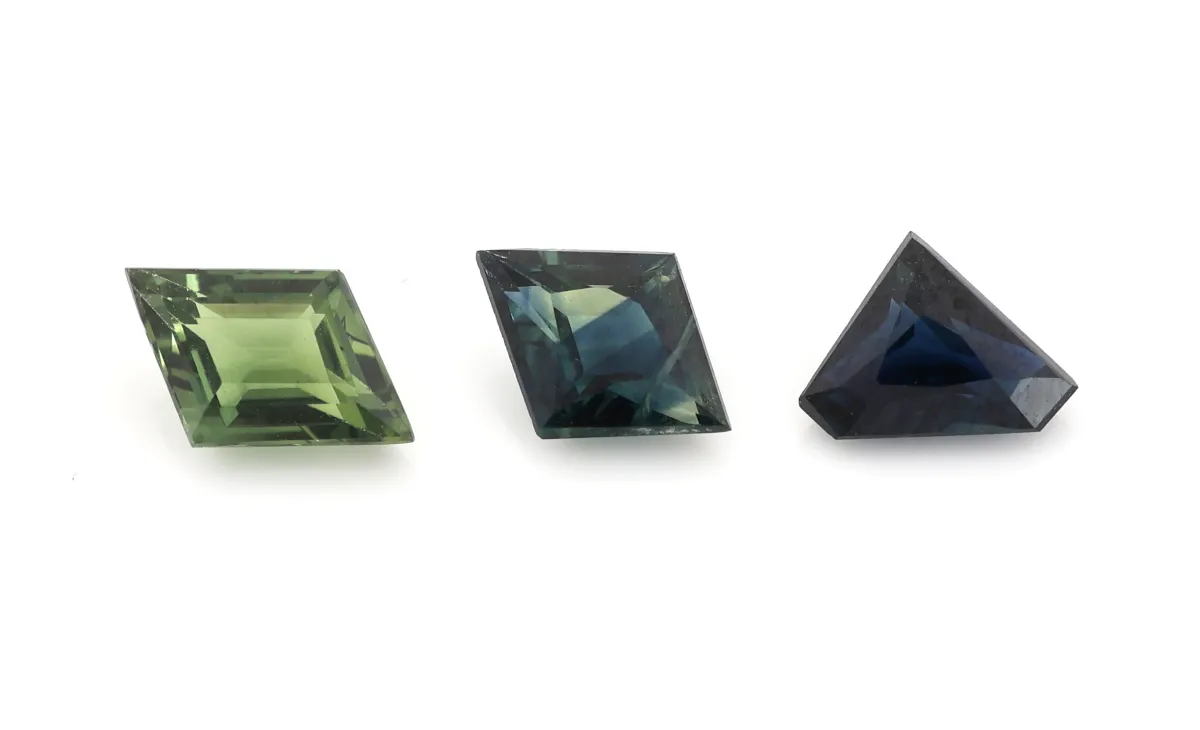 Lot de 3 saphirs libres, total env. 1,47 ct, formes et couleurs diverses, prix estimé : 160,