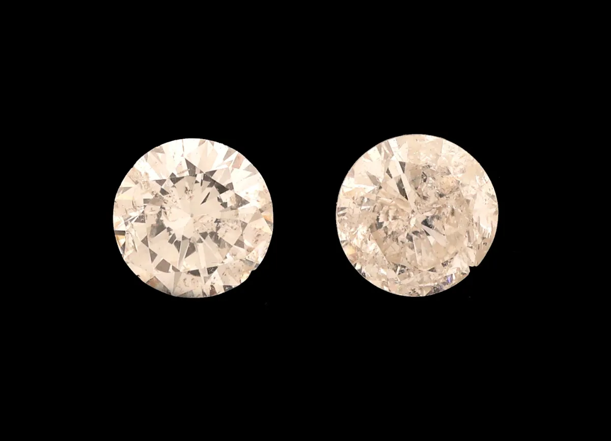 Lot de 2 brillants libres, total env. 0,74 ct, blanc - lég. blanc/p, min. endommagé, diam. env. 4,55-4,6