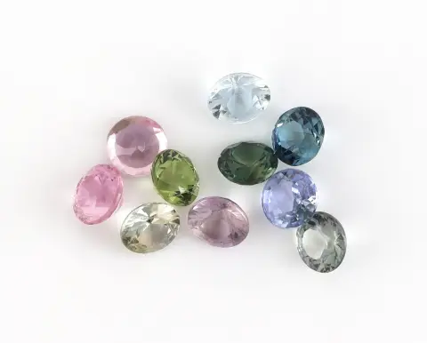 Lot de 10 saphirs lâches, total env. 1,26 ct, taille ronde, couleurs diverses. Prix estimé : 300, -
