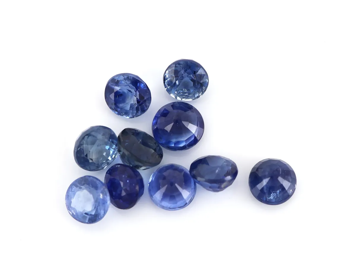 Lot de 10 saphirs lâches, total env. 2,75 ct, taille ronde, différentes nuances de bleu