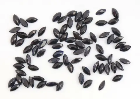Lot de saphirs non montés, total env. 28,78 ct, navettes facettées, plus saphirs ronds facettés