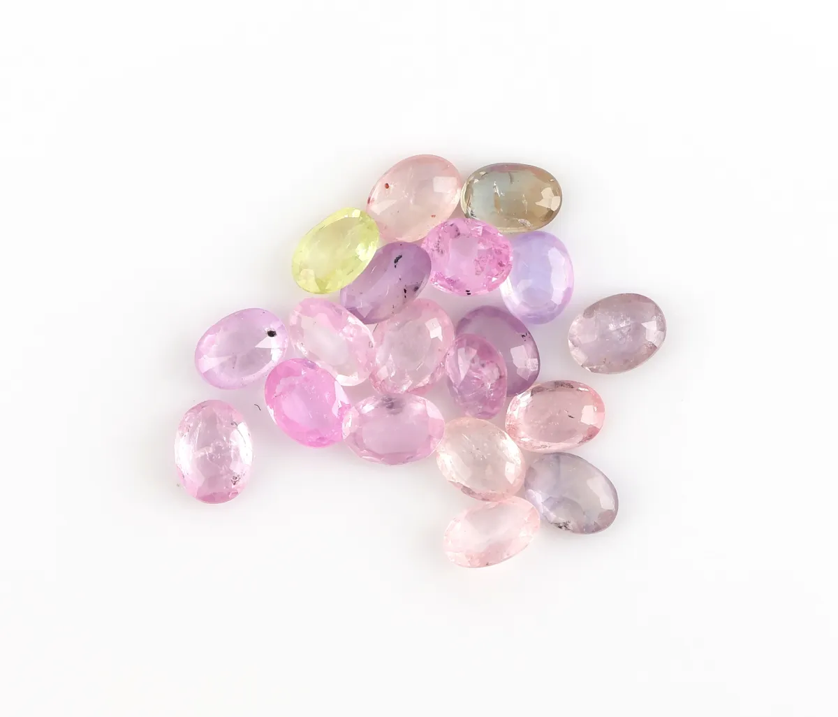 Lot de 19 saphirs non sertis, total env. 2,02 ct, taille ovale, couleurs diverses