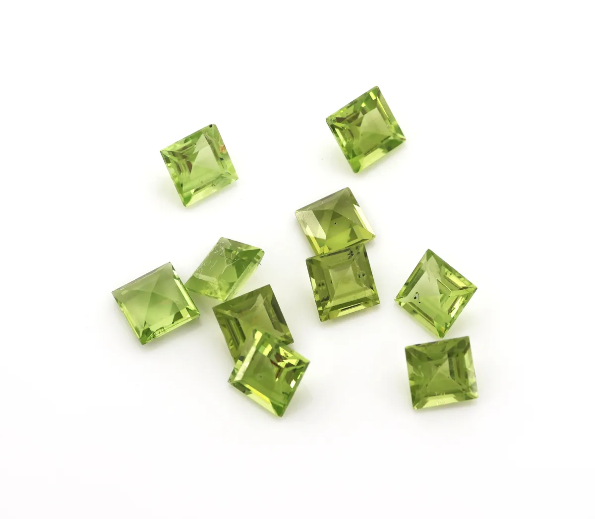 Lot de 10 péridots seuls, total env. 7.10 ct, carrés, estimation : 600 EUR