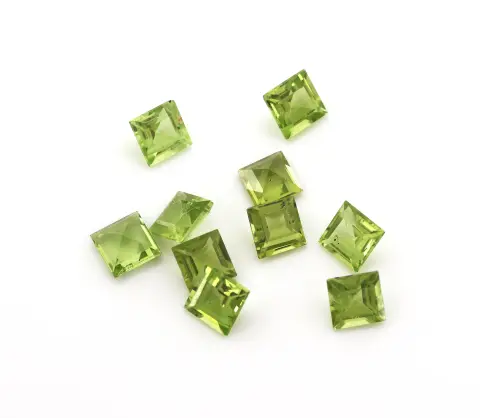Lot de 10 péridots seuls, total env. 7.10 ct, carrés, estimation : 600 EUR