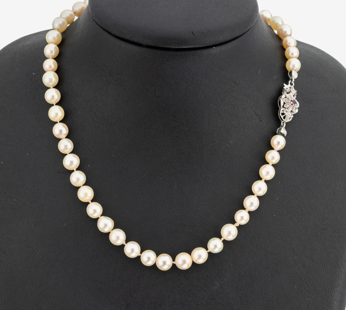 Perl-Collier mit 18 kt Gold Rubin-Schließe, WG 750/000, Akoyazuchtperlen, D. ca