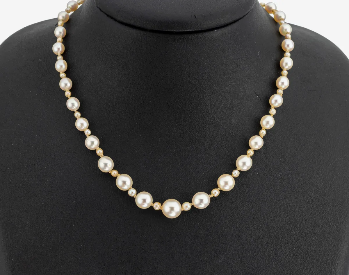 Perl-Collier mit 18 kt Gold Nephrit-Schließe, WG 750/000, Zuchtperlen im Verlauf, D