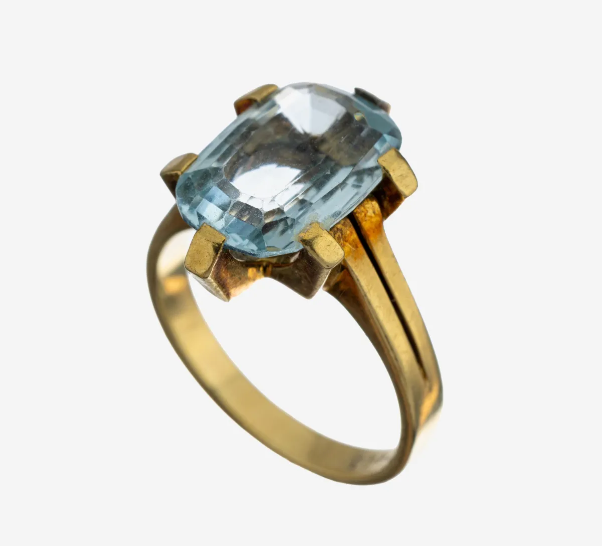 14 kt Gold Farbstein-Ring, GG 585/000, hellblauer Farbstein, wohl synth. Spinell, RW