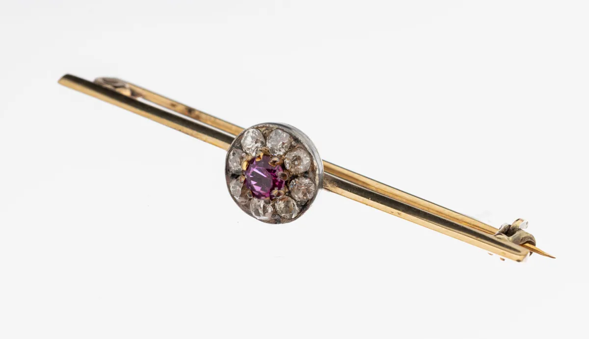 14 kt Gold Rubin-Diamant-Brosche, GG 585/000 gepr., schlichte Stabbrosche, aufgelegtes