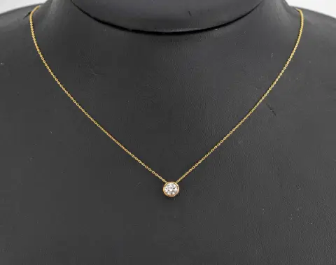 Collier or 9 ct diamant, or 375/000, pendentif mobile, diamant 0,25 ct (grav.)