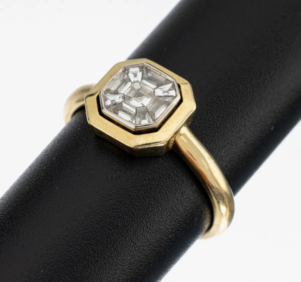 14 kt gold diamond ring, 750/000 gold, octagonal ring head, 1 octagonal diamond and 8