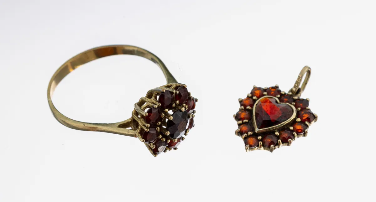 8 kt goud granaat ring, goud 333/000, bloemvormige ringkop met rond gefacetteerde granaten, maat 64,