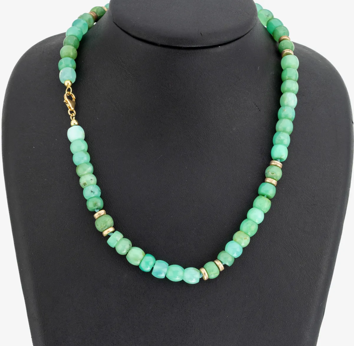 Jade-Collier, Jade-Glieder in versch. Größen und Farbnuancen, Zwischenglieder Silber,