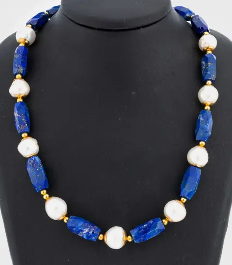 Collier en lapis-lazuli et perles, maillons allongés en lapis-lazuli facetté, perles de culture irrégulières