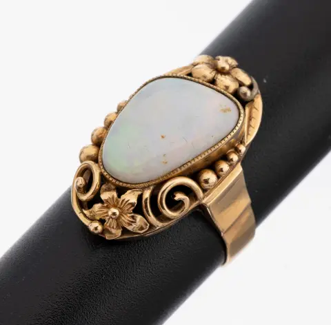Bague opale en or 14 ct, or jaune 585/000, tête de bague ajourée avec volutes, fleurs et