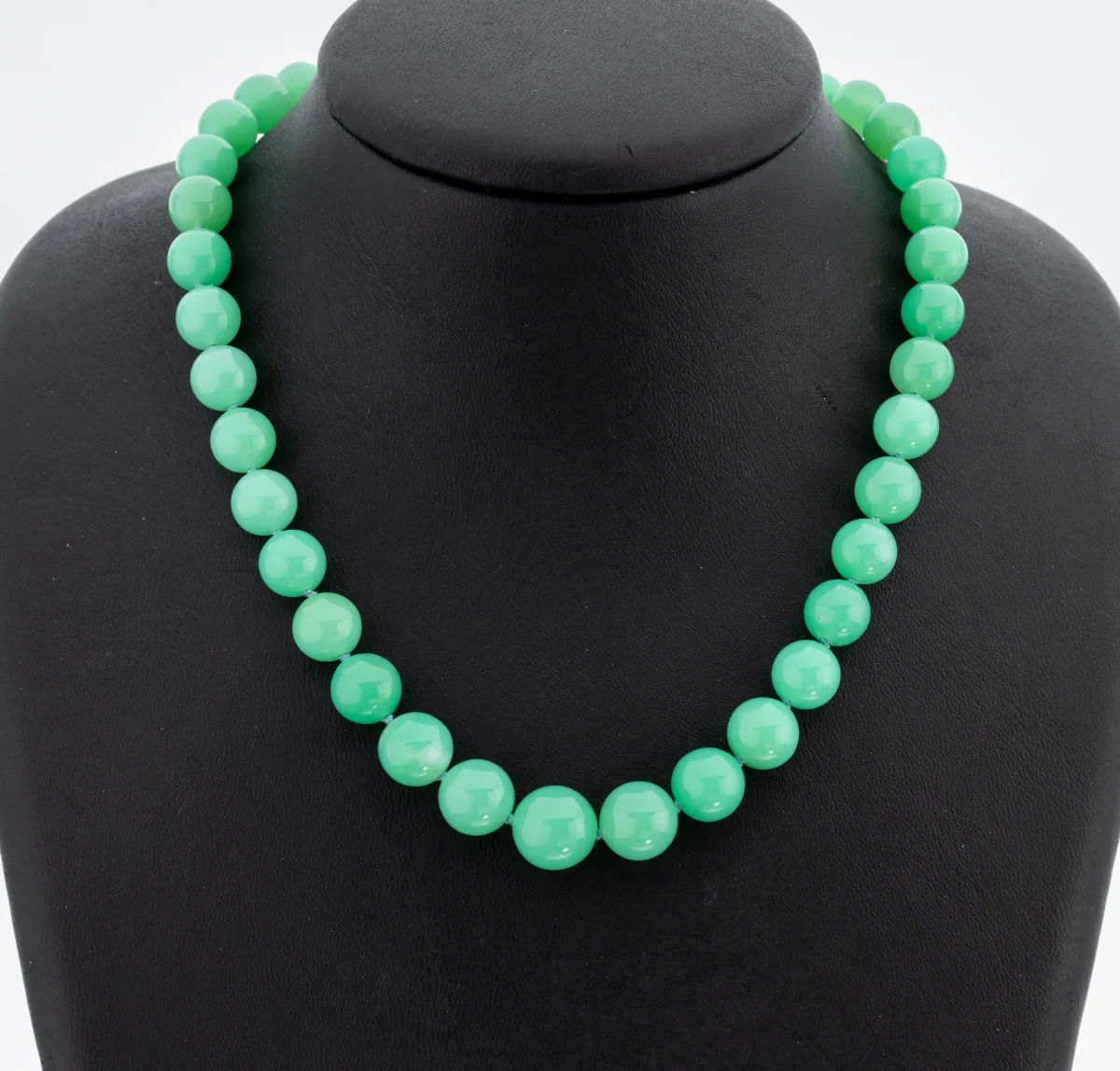 Collier chrysoprase avec fermoir en or 14 ct, or jaune 585/000, perles de chrysoprase dégradées,