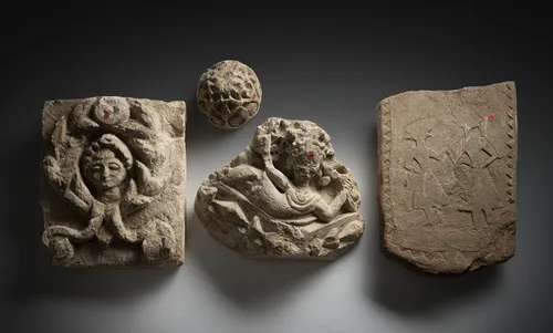 Vier Relieffragmente aus Stein oder Terracotta
