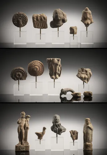 Groupe de 15 terres cuites, dont figures, têtes et fragments, certains sur socle