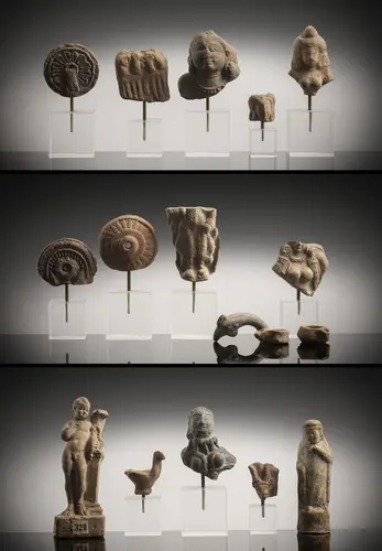 Groupe de 15 terres cuites, dont figures, têtes et fragments, certains sur socle