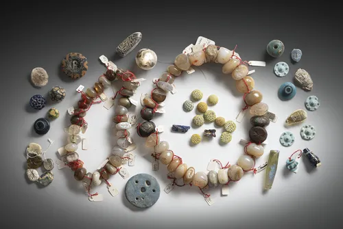 Lot de perles de bijoux et sceaux